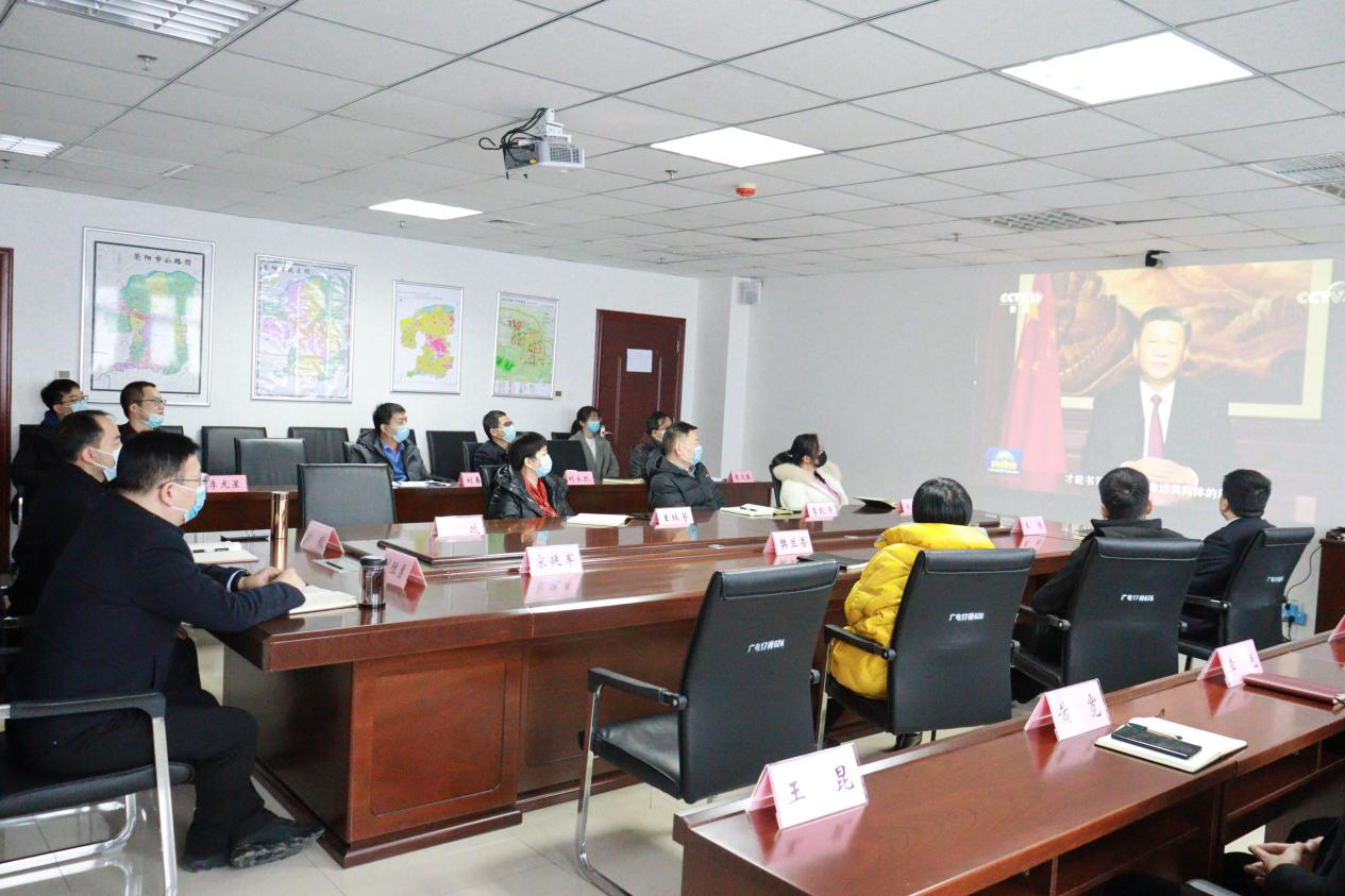荥阳城投集团组织中高层管理者 开展集体学习活动